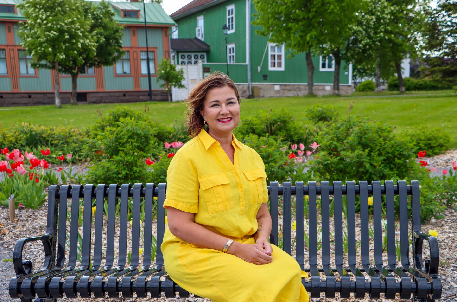 Anne kuvattuna Raahen Ruusupuistossa.
