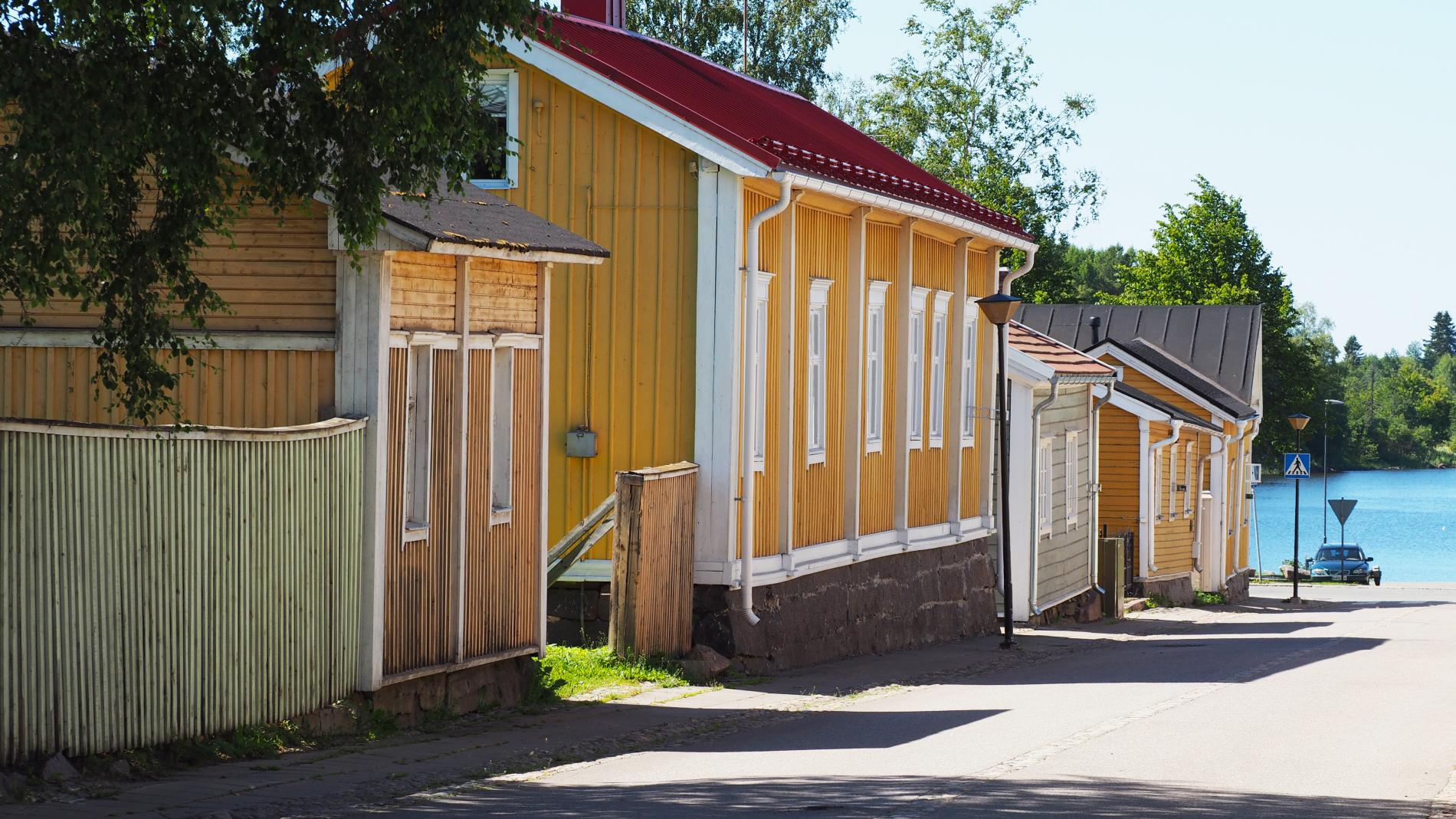 Wanhan Raahen puutaloja merelle viettävällä kadulla.