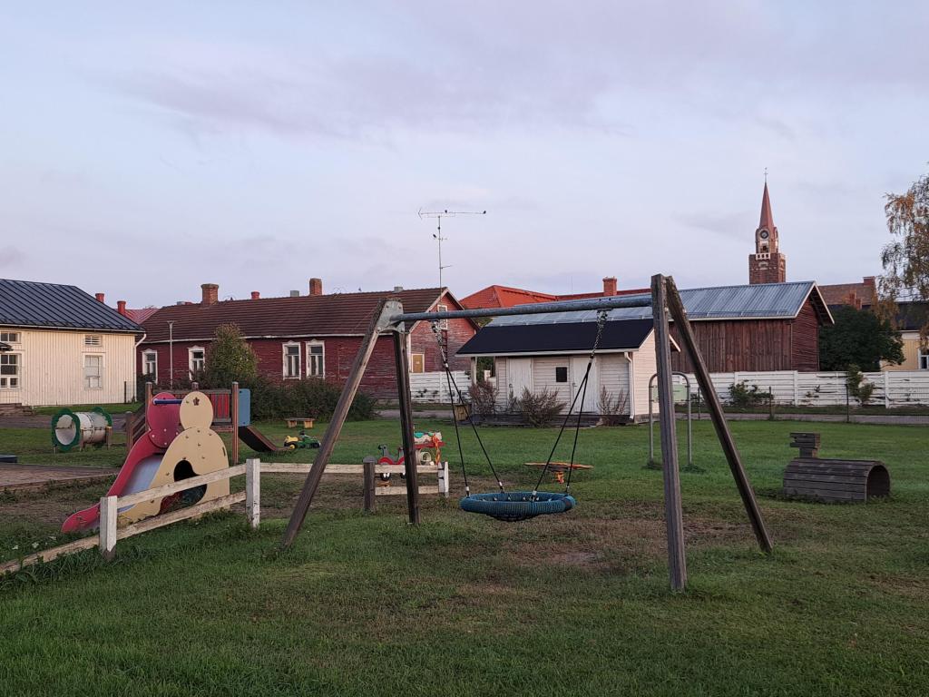 Entisen päiväkodin pihakalustus oli huonokuntoista ja poistetaan. Kuva Tita Haapajoki Entisen päiväkodin pihamaa.
