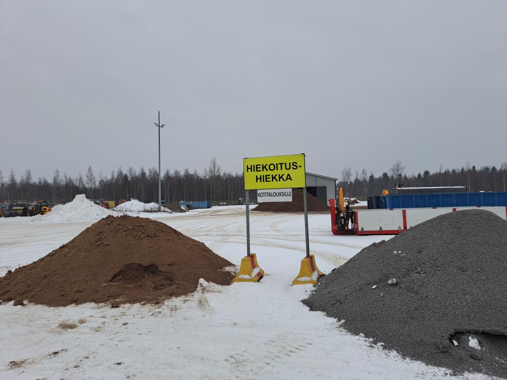 Hiekkakasat varikon pihalla.