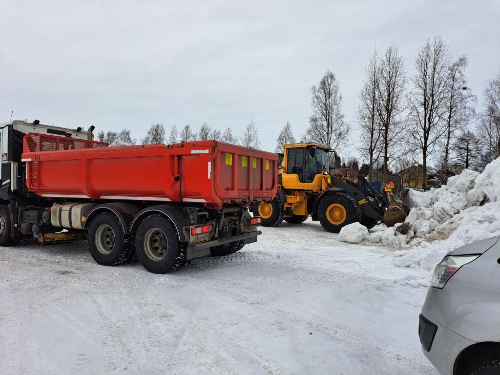 Työkoneita lumitöissä.