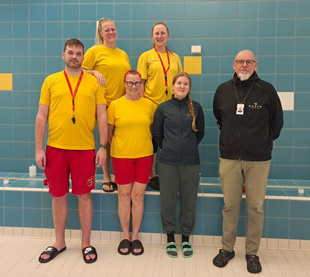 Kuvassa osa Kuntokeidas Vesipekan liikunnanohjaajista ja uimavalvojista.