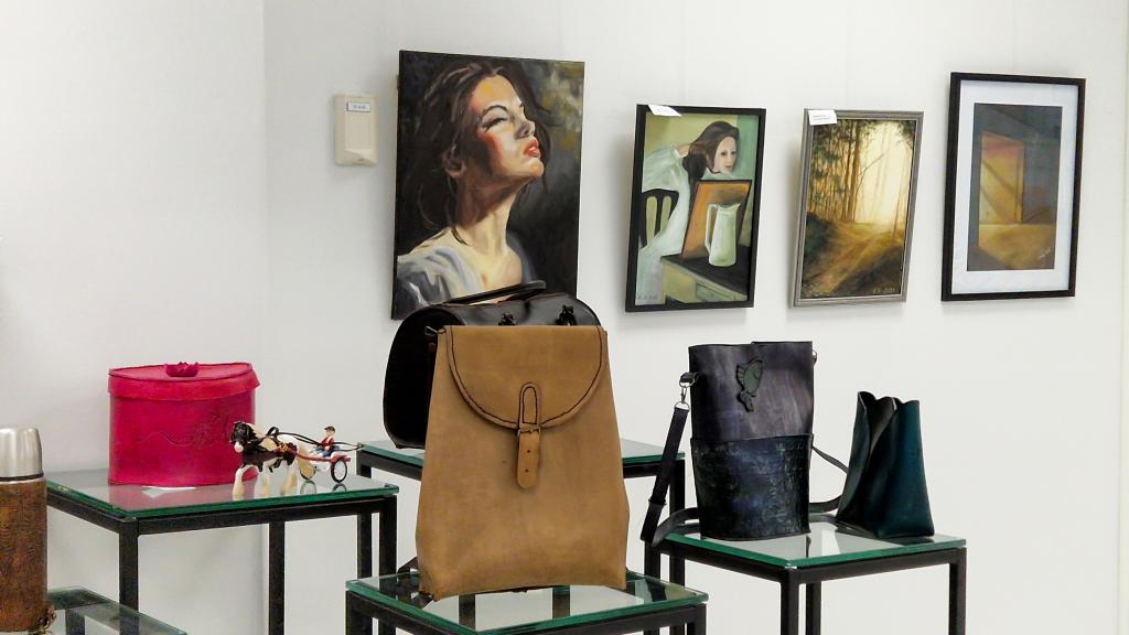 Galleria Myötätuuleen rakentuu jälleen hieno näyttely, tässä nahkatyöt ja taulut etsivät paikkaansa
