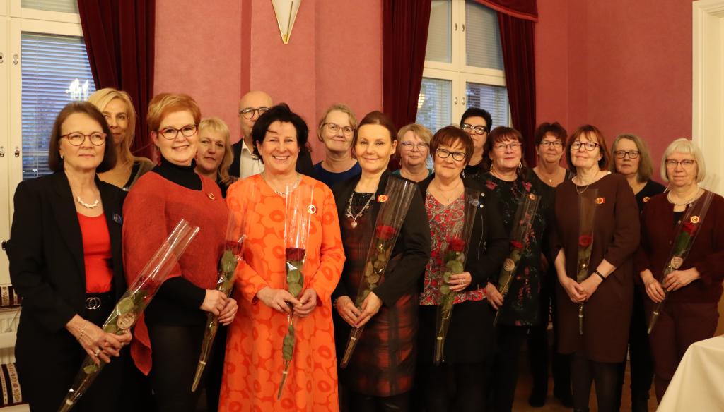 Kuvassa ansiomerkin saaneet Raahen kaupungin työntekijät.