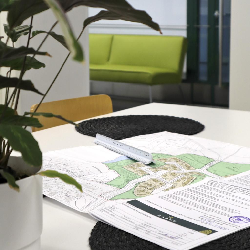 Kaavakartta pöydällä toimistotilassa.