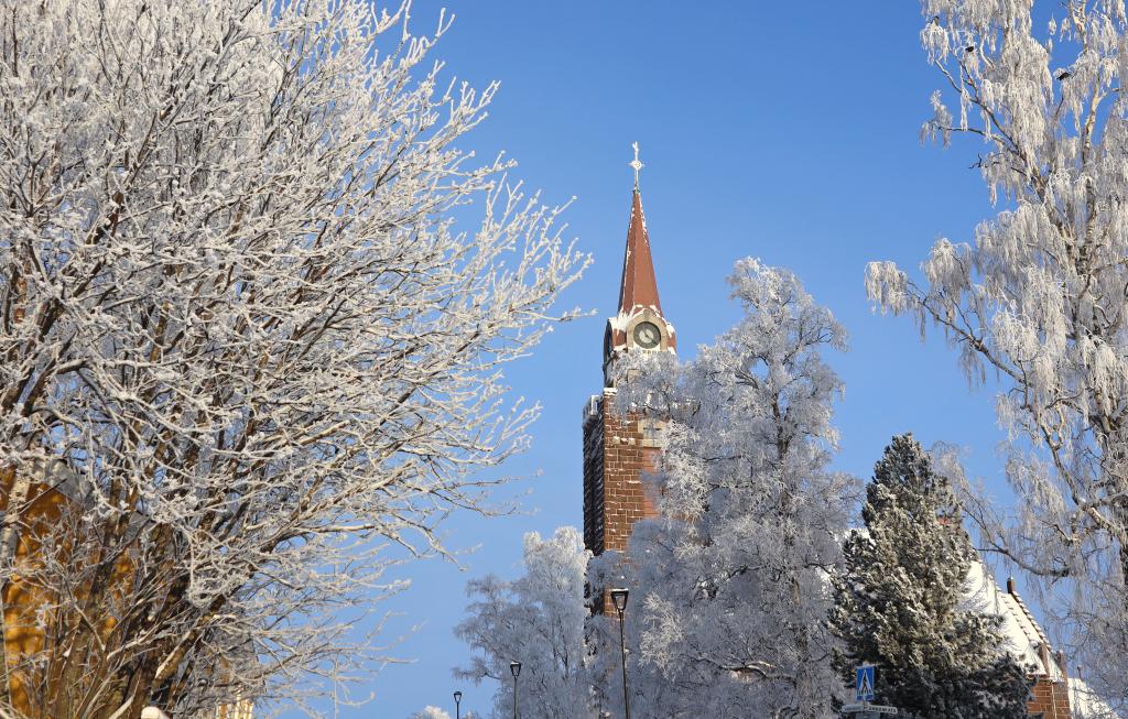 Raahen kirkon torni aurinkoisessa talvisäässä.