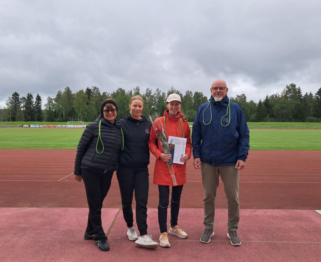 Kuvassa Ewa Czarnocka, Meri Karioja, terveysliikunnanohjaaja Oona Kylmälä sekä henkilöstöpäällikkö Seppo Sarlin. Kuva: Piia Suomela Neljä ihmistä seisoo urheilukentällä.
