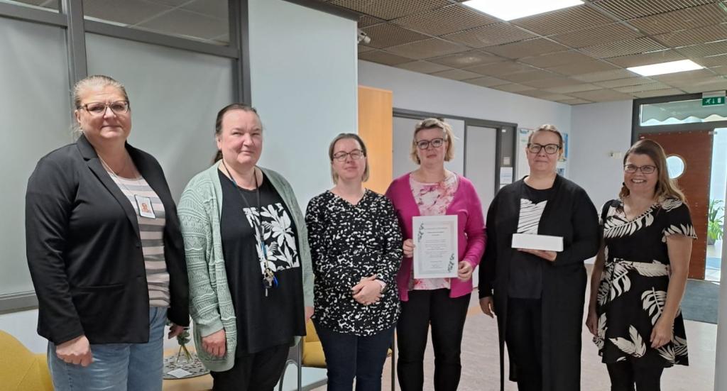 Kuvassa henkilöstösuunnittelija Kirsi Lehtikangas, hallintoasiantuntija Ritva Mikkola, toimistosihteeri Nina Teräslahti, hallintosihteeri Vuokko Pieniniemi, toimistosihteeri Päivi Vares sekä työhyvinvointiasiantuntija Piia Suomela. 