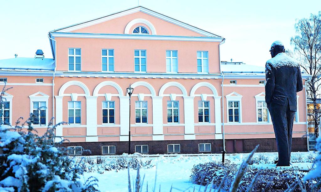 Kuva talvisesta Raatihuoneesta merenpuolelta kuvattuna.