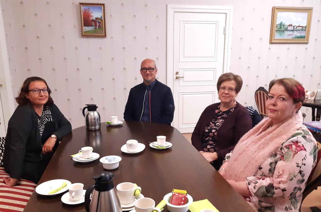 Raatihuoneen mediakahveilla Raahen Seudun päätoimittaja Nina Tuomikoski, kaupunginvaltuuston puheenjohtaja Pekka Poukkula, kaupunginhallituksen puheenjohtaja Sari Pekkala sekä kaupunginjohtaja Leena Mikkola-Riekkinen.