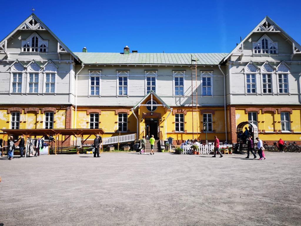 Kuva: Raahen kaupunki / Hanketoiminta ja kehittäminen. Seminaarin vanha harjoituskoulu keväisenä päivänä, edustallaan ihmisiä.