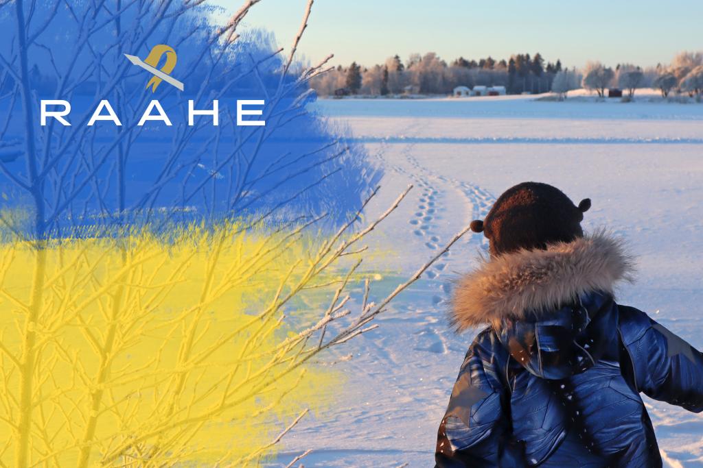 Lapsi takaapäin kuvattuna. Taustalla luminen maisema. Ukrainan lipun värit kuvan vasemmassa laidassa graafisena elementtinä sekä Raahen kaupungin logo.