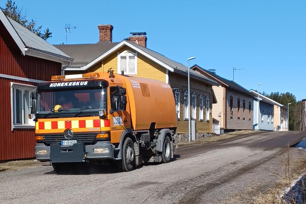 Kadun puhdistusta lakaisuautolla.