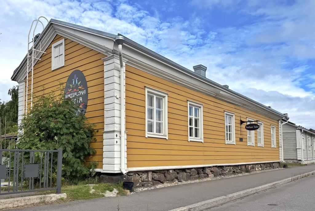 Kinosalonki Sofian keltainen puurakennus Reiponkadulta kuvattuna.