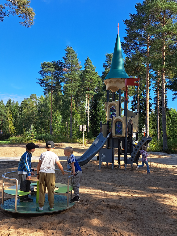 Lapset löysivät heti uuden leikkipaikan. Kuva Tita Haapajoki