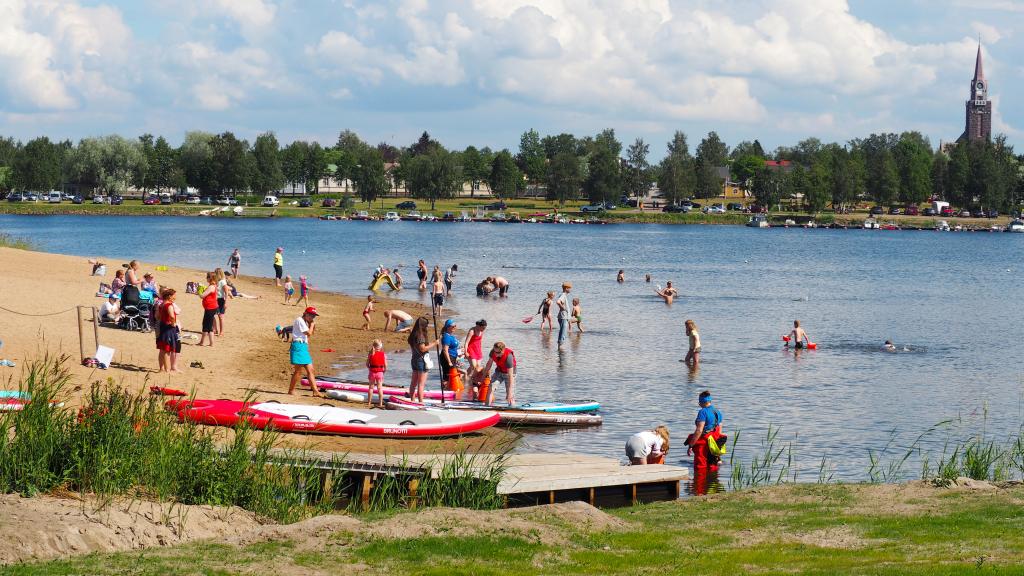 Pikkulahden uimarannalla runsaasti uimareita kesäpäivänä.
