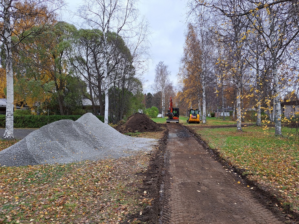 Puistokäytävien korjausta.