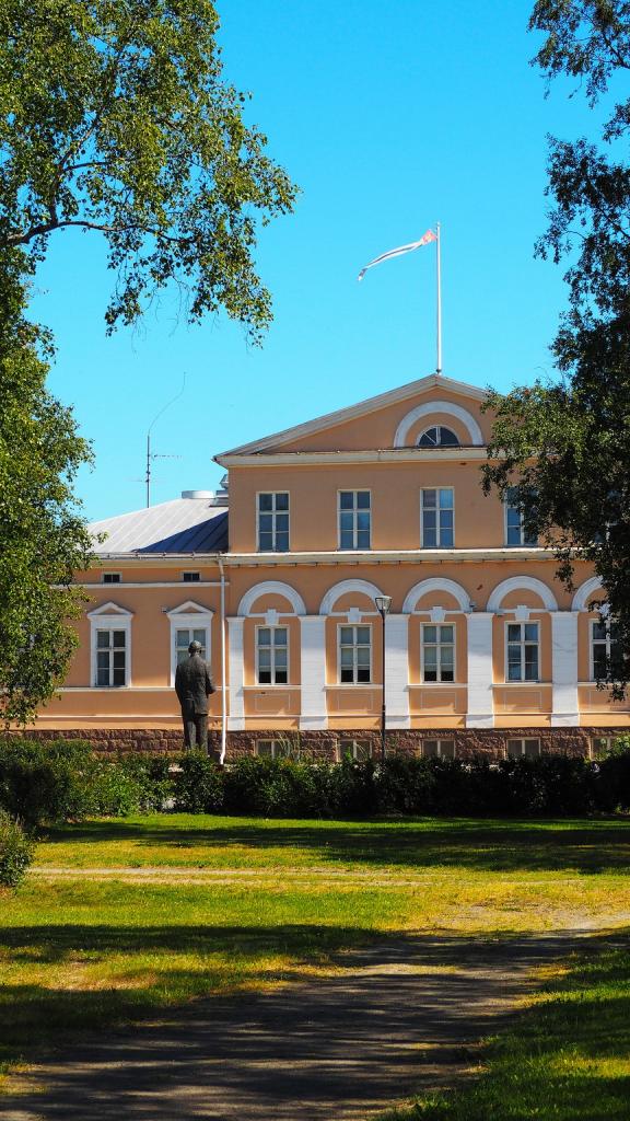 Persikanvärinen, kaksikerroksinen rakennus 1800-luvulta.