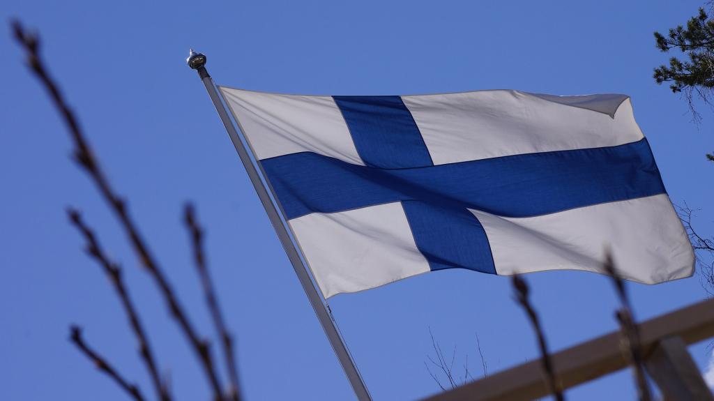 Suomen lippu liehumassa.