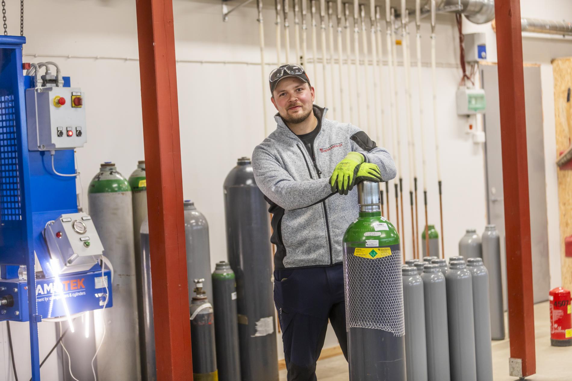 Taneli ja kaasupullot. Kuva: Jaakko Mylly