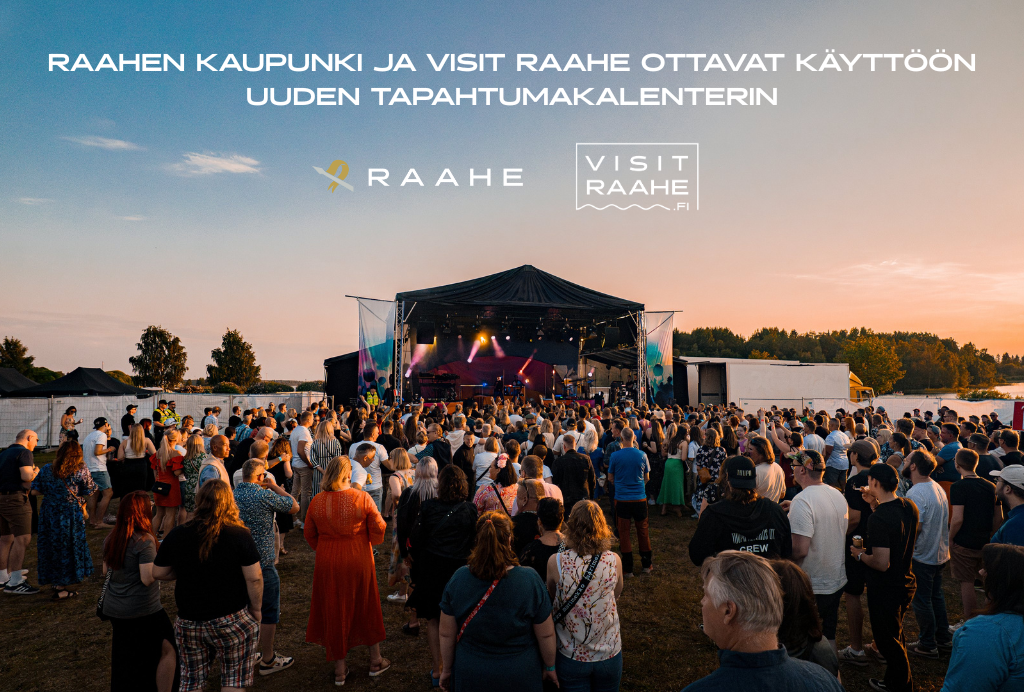 Artikkelikuva. Yleisöä seuraamassa keikkaa kesäillassa. 