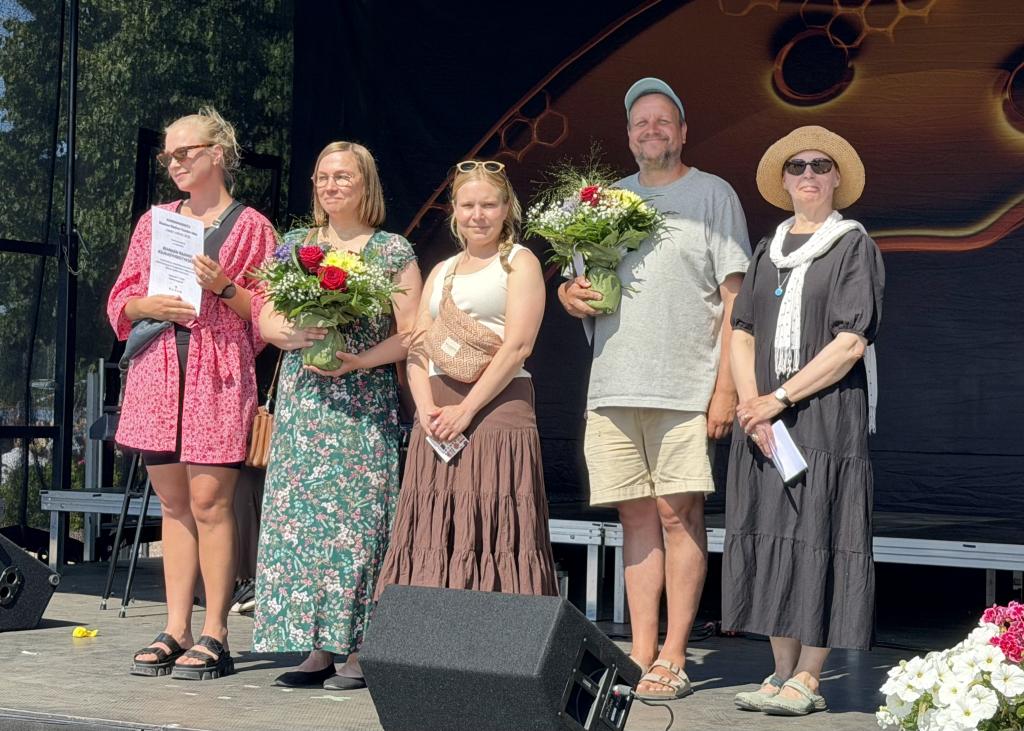 Palkitsemistilaisuus Raahen Meripäivien ohjelmalavalla.