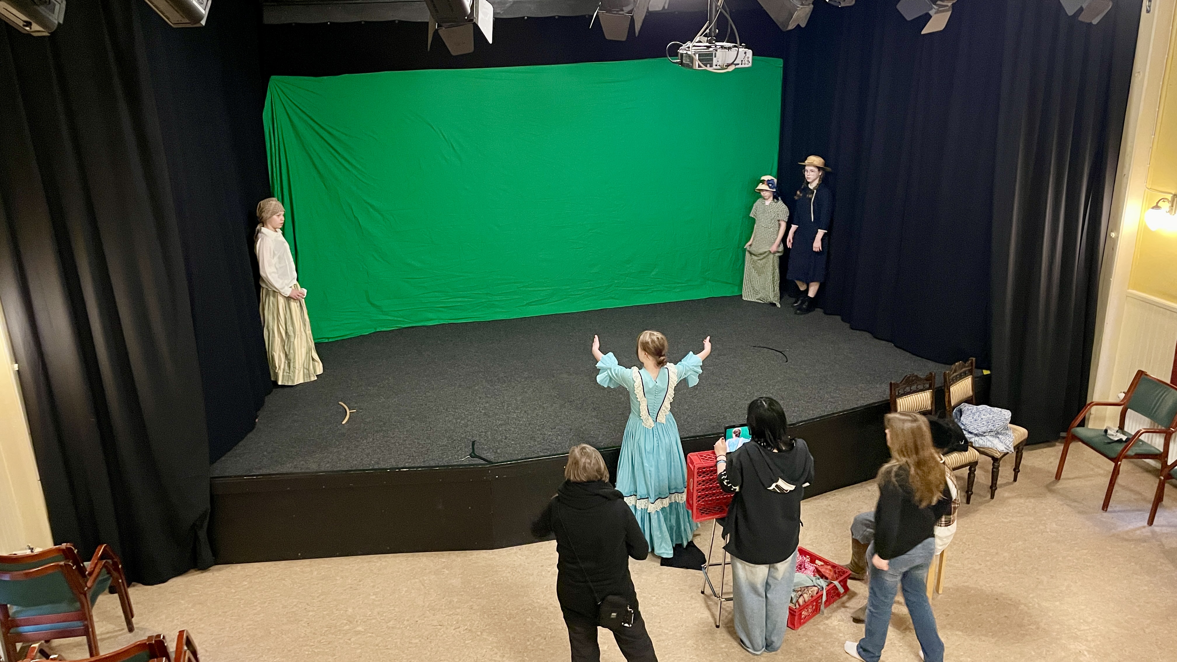 Lapset harjoittemassa draamakuvauksia Raahen teatterin lavalla.