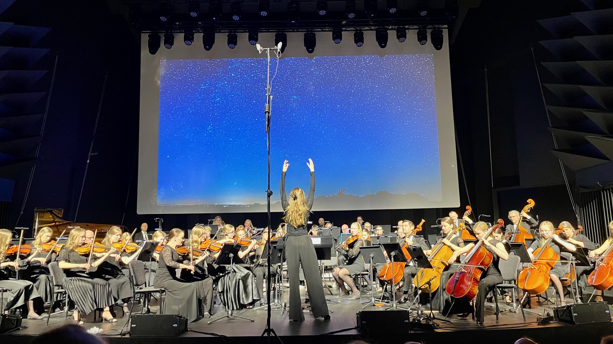 Raahen musiikkiopiston orkesteri soittamassa Tapahtumatalo Raahen Raahesalissa.