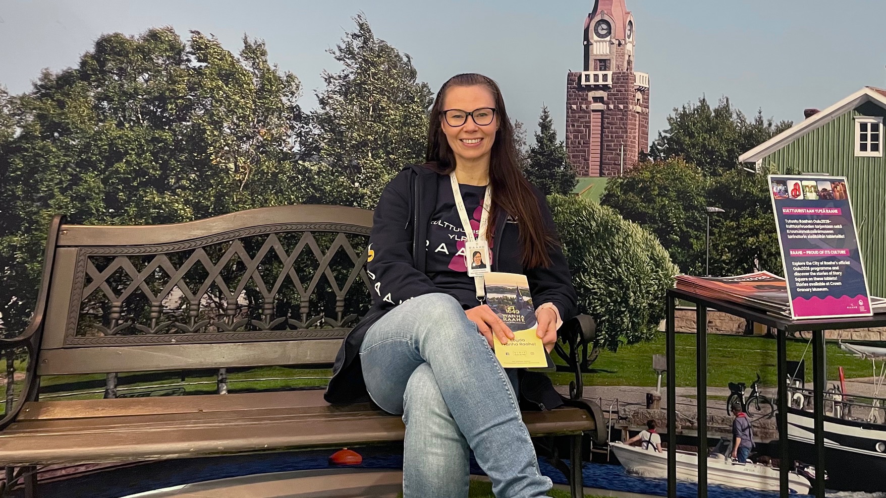 Johanna kuvattuna puiston penkillä Oulu2026-avajaisissa Oulun Pekurissa Raahen osastolla.