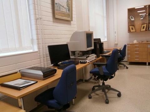 Mikrofilminlukulaite, tietokone ja skanneri.