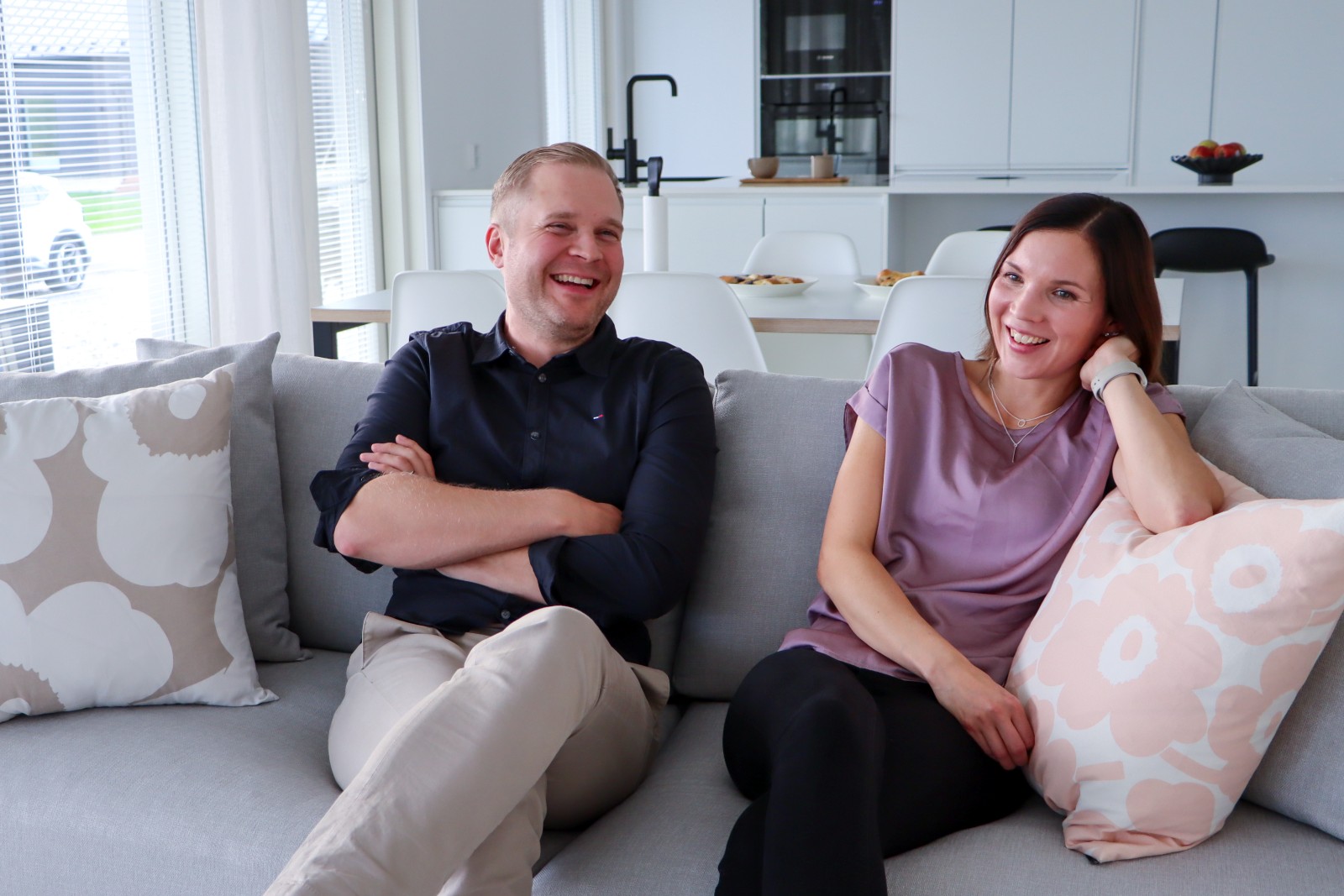 Mika ja Hannareetta olohuoneessaan Raahessa