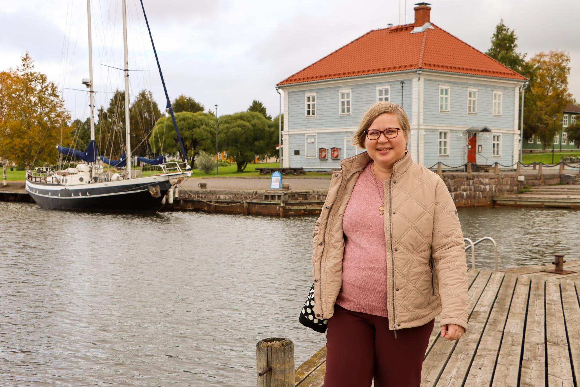 Terhi Mustakangas kuvattuna Museonrannassa.