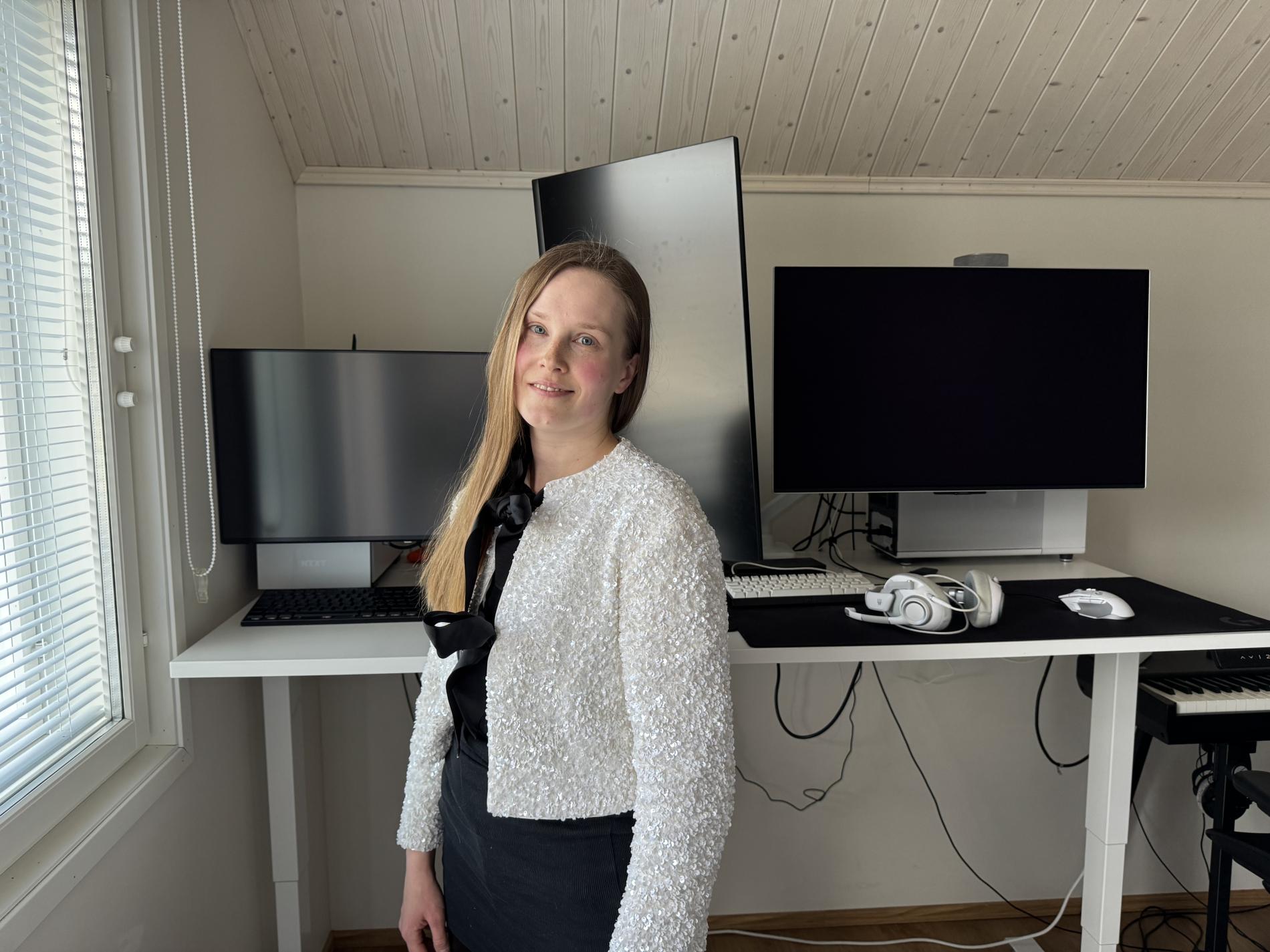 Janika Ahonen kuvattuna kotonaan etätöille pyhitetyssä huoneessa.