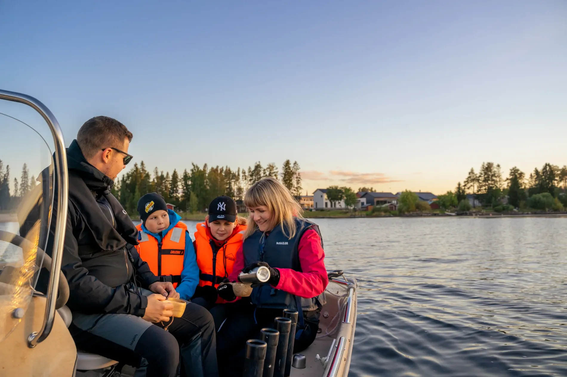 Perhe veneilemässä Kylmänniemen edustalla.
