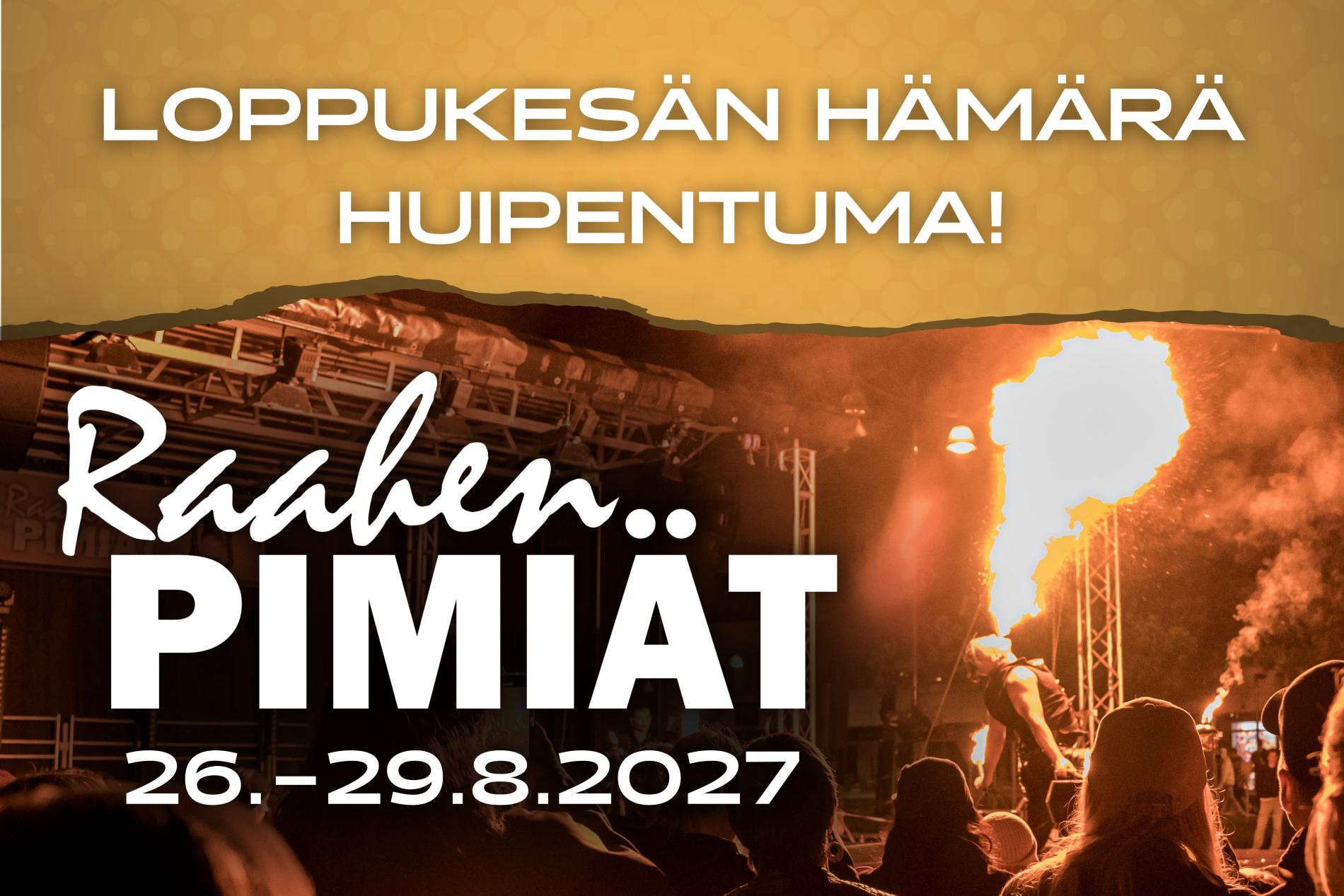 Yleisö seuraa iltatapahtumaa ulkoilmalavalla, jossa esiintyjä puhaltaa suuren tuliliekin. Kuvassa teksti ”Loppukesän hämärä huipentuma! Raahen Pimiät 26.–29.8.2027”.