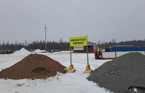 Hiekkakasat varikon pihalla.