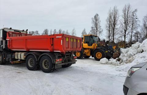 Työkoneita lumitöissä.