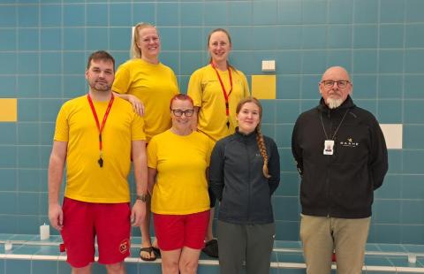 Kuvassa osa Kuntokeidas Vesipekan liikunnanohjaajista ja uimavalvojista.