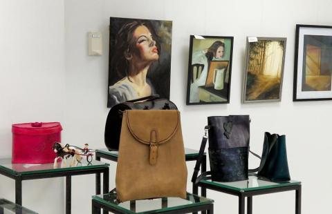 Galleria Myötätuuleen rakentuu jälleen hieno näyttely, tässä nahkatyöt ja taulut etsivät paikkaansa
