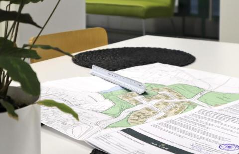 Kaavakartta pöydällä toimistotilassa.