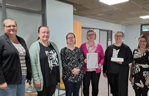 Kuvassa henkilöstösuunnittelija Kirsi Lehtikangas, hallintoasiantuntija Ritva Mikkola, toimistosihteeri Nina Teräslahti, hallintosihteeri Vuokko Pieniniemi, toimistosihteeri Päivi Vares sekä työhyvinvointiasiantuntija Piia Suomela. 