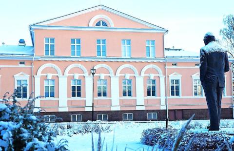 Kuva talvisesta Raatihuoneesta merenpuolelta kuvattuna.