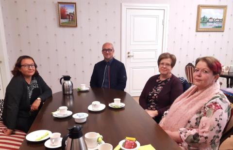 Raatihuoneen mediakahveilla Raahen Seudun päätoimittaja Nina Tuomikoski, kaupunginvaltuuston puheenjohtaja Pekka Poukkula, kaupunginhallituksen puheenjohtaja Sari Pekkala sekä kaupunginjohtaja Leena Mikkola-Riekkinen.