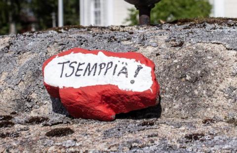 Kivi, jossa lukee tsemppiä.