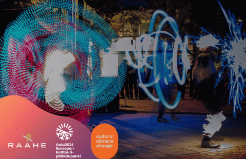 Kolme henkilöä esittämässä valotaidetta.