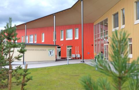 Vihannin koulukeskus kesällä.