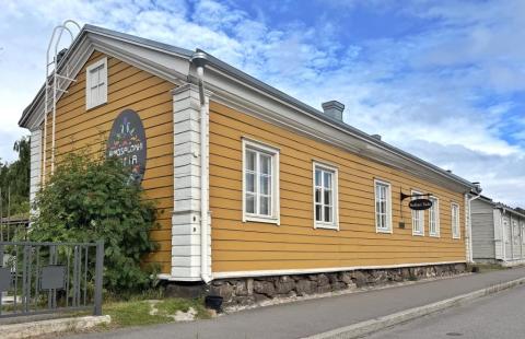 Kinosalonki Sofian keltainen puurakennus Reiponkadulta kuvattuna.