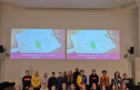 Lasten parlamentin jäsenet.