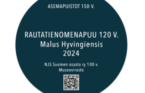 Rautatienomenapuu 120 vuotta -juhlavuoden opaskyltti.