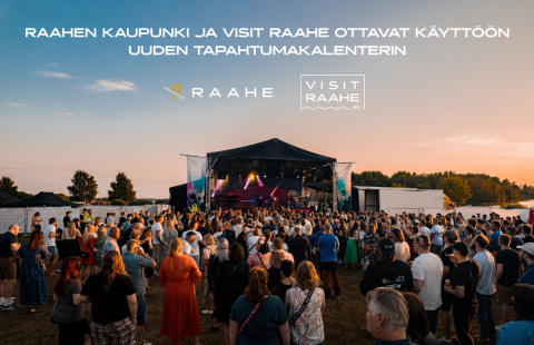 Artikkelikuva. Yleisöä seuraamassa keikkaa kesäillassa. 